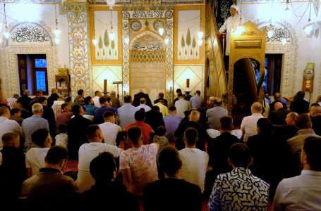 Myslimanët kremtojnë Kurban Bajramin, festën e besimit dhe sakrificës