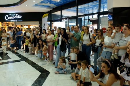 Qendra tregtare “Nertili” për nder të festës së çlirimit të Gjakovës organizoi aktivitet artistik
