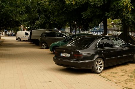 Parkimi i makinave në hapësira të gjelbra, dëmtohet dukshëm natyra